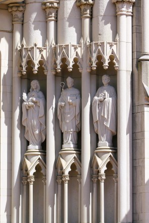 로마의 성녀 아녜스와 요크의 성 윌리엄과 에페수스의 성 티모테오_photo by Farragutful_on the West facade of the Cathedral Basilica of the Assumption of St Mary in Covington_Kentucky USA.jpg